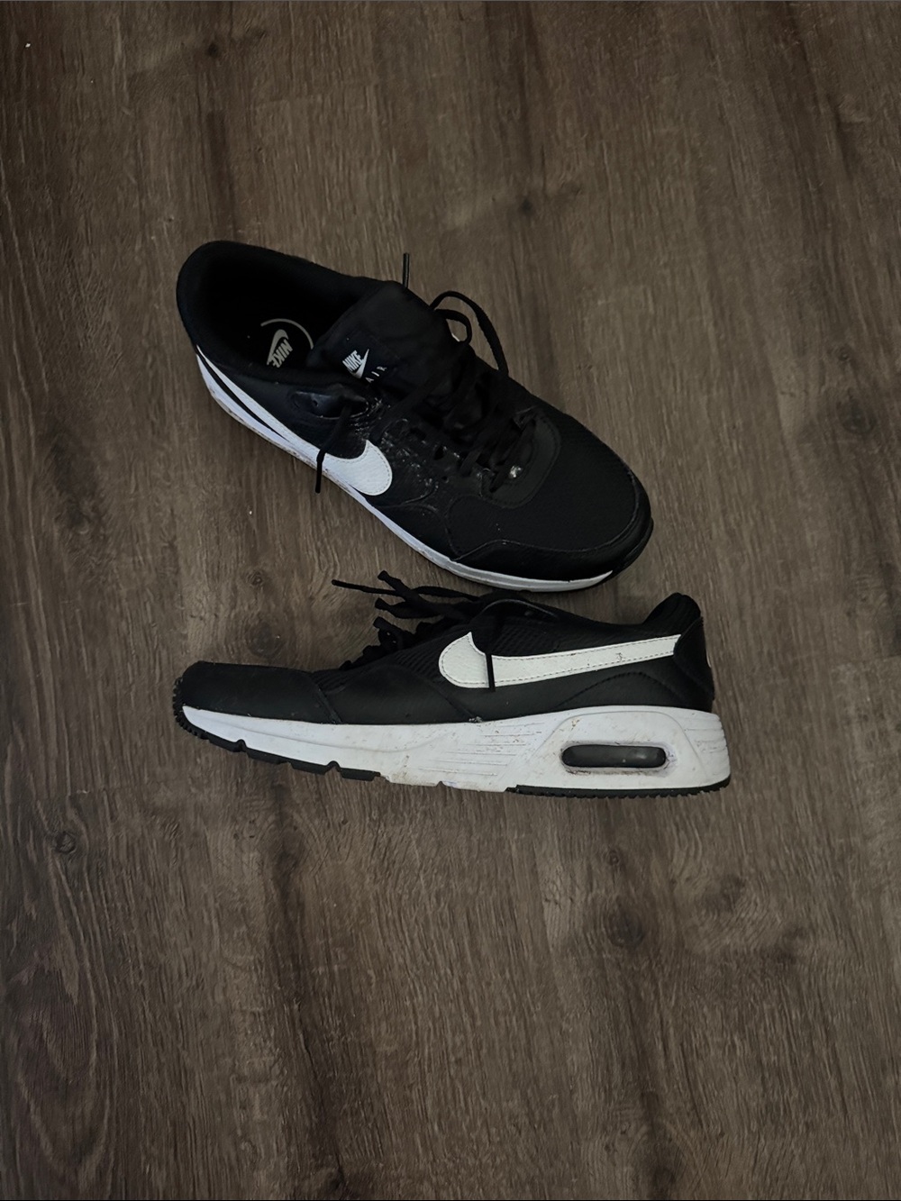 Nike Men’s Black and White Low-Top Sneakers